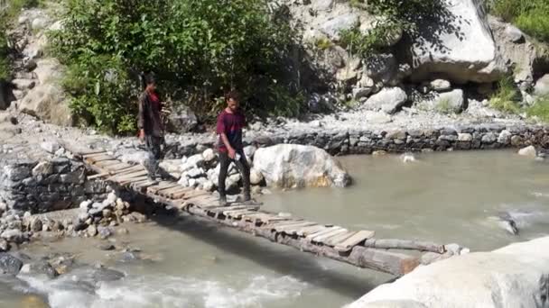 December 2023 Uttarakhand India Människor Vandrar Makeshift Träbro Över Floden — Stockvideo