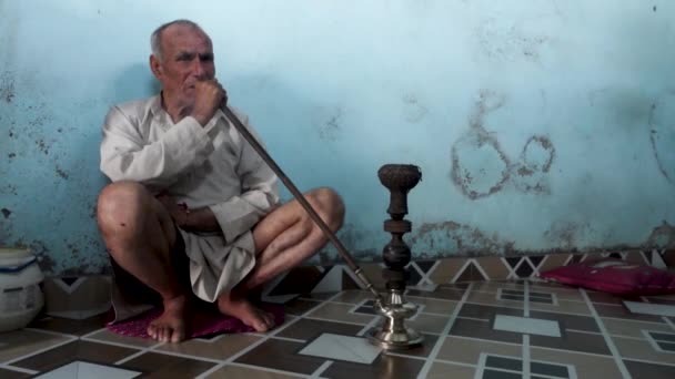 2021年9月19日喜马拉雅山Uttarakhand India 一个古老的Garhwali部落男子在他传统的家抽烟斗Hookah — 图库视频影像