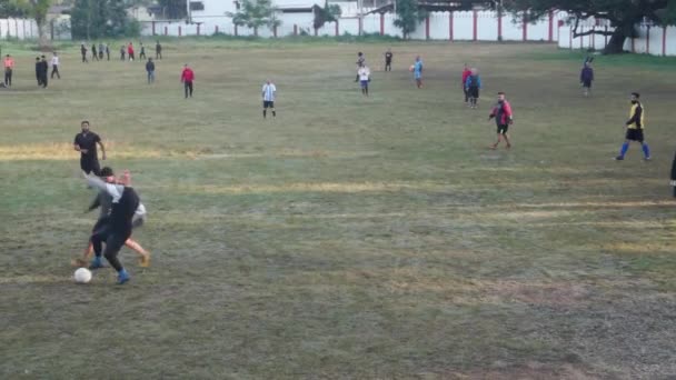 2022年10月14日 インド ウッタルカンド 中年男性がスタジアムでサッカーをする ゲームとアクティブなスポーツマンシップへの愛を示すスピリットマッチ — ストック動画