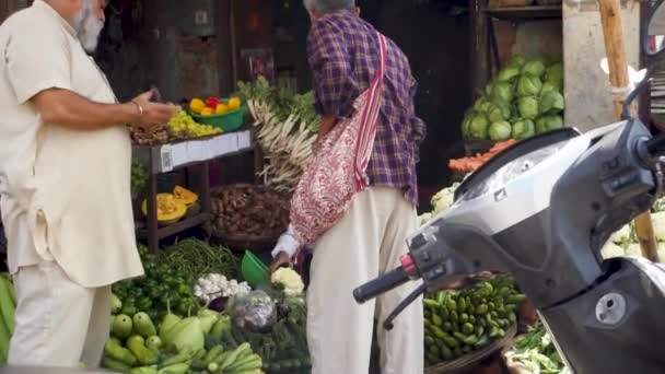 2023年12月25日 ウッタルカンド インド シティマーケットの野菜のためのスリングバッグショッピングを持つ高齢者男性 退職後のライフスタイル 都市市場シーン 健康的な生活 — ストック動画
