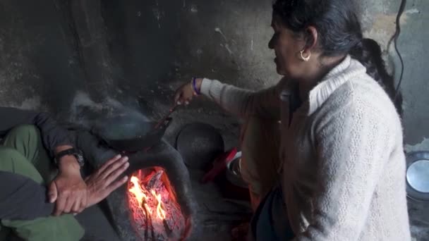 2023年12月25日 Uttarakhand Indi Local Garhwali Woman Traditional Cooking Clay Fireplace — 图库视频影像