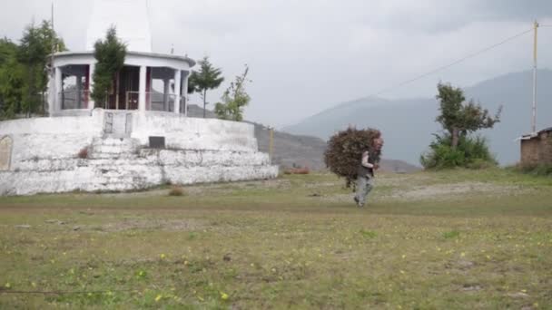 Dezember 2023 Uttarakhand India Indigener Garhwali Mann Trägt Viehfutter Aus — Stockvideo