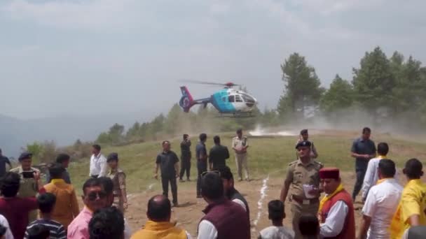 2023年4月15日Uttarakhand印度 Uttarakhand Pushkar Singh Dhami Chopper Landing 山地村传统仪式 印度人民党部长的访查录影 — 图库视频影像