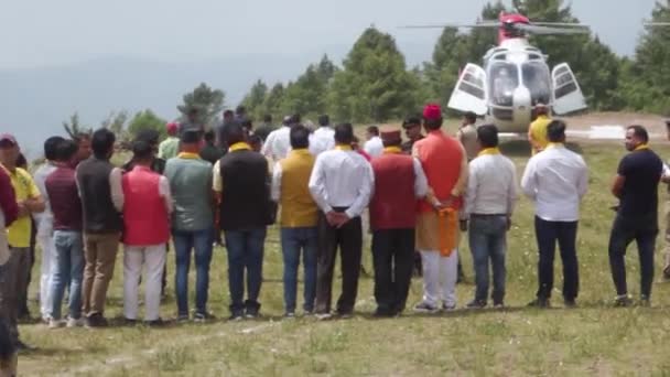 Abril 2023 Uttarakhand Índia Uttarakhand Pushkar Singh Dhami Chopper Landing — Vídeo de Stock