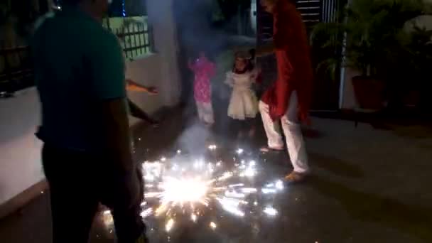 Nov 2023 Dehradun City India Diwali Celebration People Enjoying Firecrackers — Vídeo de stock
