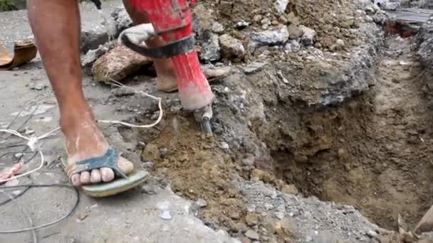 2022年10月14日Uttarakhand 在印度的乌塔拉汉德 工人们正在用手提钻掘出一条用于铺设管道的道路 说明行动中的进展和发展 — 图库视频影像