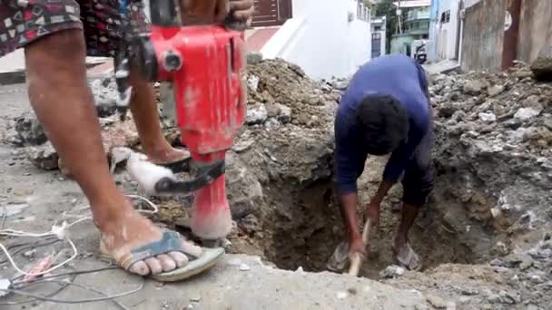 Oktober 2022 Uttarakhand India Werknemer Met Een Drilboor Een Weg — Stockvideo