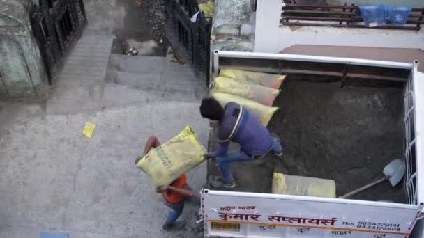 Grudnia 2023 Uttarakhand India Robotnicy Budowlani Rozładowują Materiały Budowlane Pickupa — Wideo stockowe