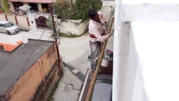 December 2023 Dehradun Uttarakhand India Geschoolde Werknemer Ladder Voert Onderhoud — Stockvideo