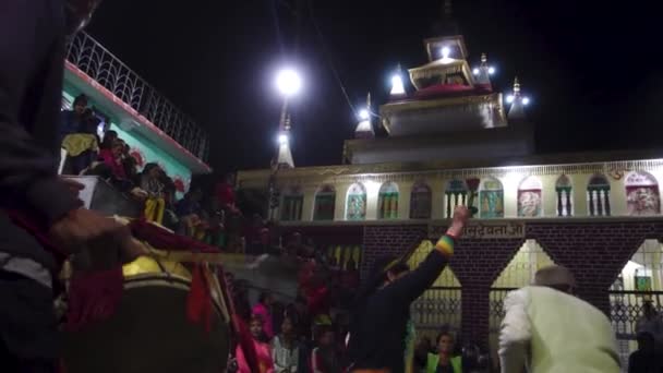 2022年11月30日 テヘリ ガーウォル ウッタルカンド インディア 祭りのシーズン中にダールを含む伝統音楽のビートに活気に満ちた伝統的な服装ダンスで地元の人々 — ストック動画