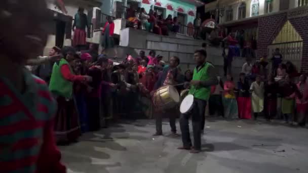 2022年11月30日 テヘリ ガーウォル ウッタルカンド インディア 祭りのシーズン中にダールを含む伝統音楽のビートに活気に満ちた伝統的な服装ダンスで地元の人々 — ストック動画