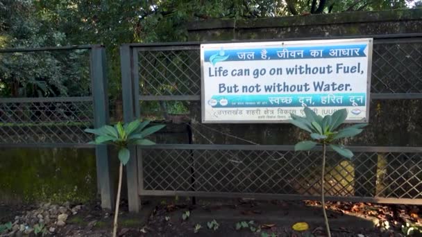 2023年6月28日Dehradun City Uttarakhand India 绿色花园标牌 节约用水 拥抱环保措施 — 图库视频影像