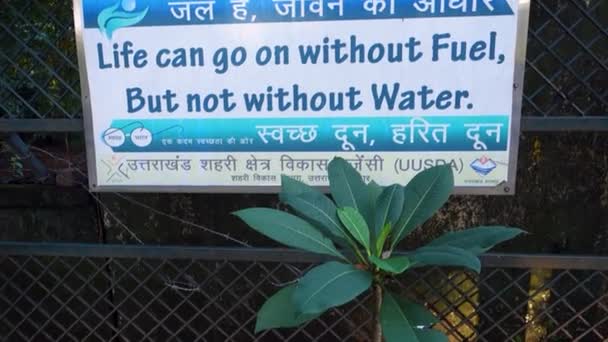 2023年6月28日Dehradun City Uttarakhand India 绿色花园标牌 节约用水 拥抱环保措施 — 图库视频影像