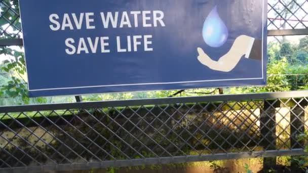 2023年6月28日 ウッタルカンド インド デハラドン市 ビルボードのインスピレーションを与えるアクション 引用符と水滴クリップをフィーチャーした Water Life — ストック動画