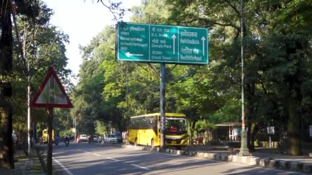 2023年12月25日 印度Uttarakhand的Dehradun 城市标牌 拉杰普尔路 德拉敦 目的地信息 里程碑和移动交通 — 图库视频影像