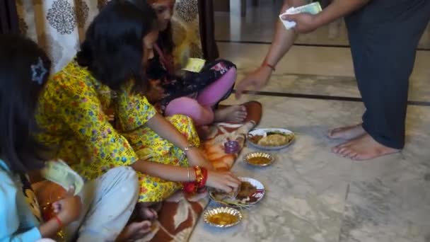 2022年10月14日 インド ウッタルカンド ナヴラトリフェスティバル中にカニャプージャの間に食べる小さな女の子は カニャックプジャは 海軍の恵まれた祭りの間に重要で大切な儀式です インド — ストック動画