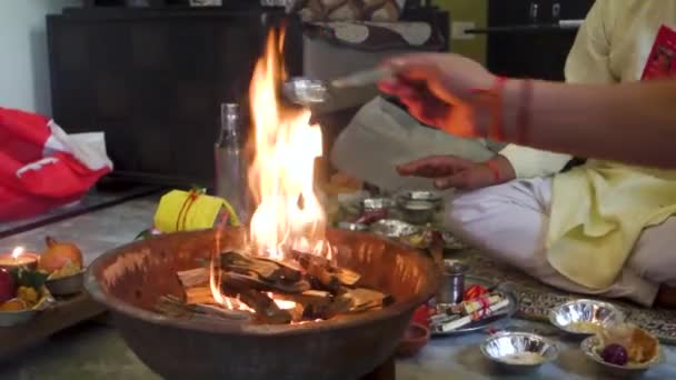 Imágenes Cinematográficas Havan Yagya Ritual Hindú Ofrecer Sustancias Fuego Sagrado — Vídeos de Stock