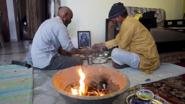 2022年10月14日 インド ウッタルカンド マントラを唱えながら神聖な火に物質を提供するヒンドゥー教の儀式 ハワイやヤギヤを実行するインドの家族 ウッタルカンドインド — ストック動画