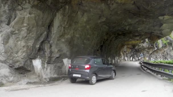 8月21日 インド ヒマハル プラデシュ インドのヒマラヤ山脈の岩のオーバーハングまたは岩のシェルターでキンヌール地区の高高度道路を通勤する車両 — ストック動画