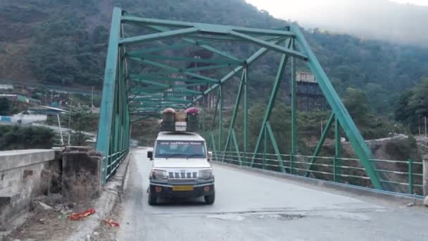 Dezember 2023 Uttarakhand Indien Dorfrundfahrt Lokale Taxis Überqueren Metallbrücke Judo — Stockvideo