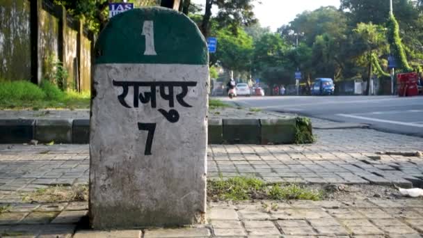 Června 2023 Město Dehradun Uttarakhand Indie Silniční Milník Zobrazující Vzdálenost — Stock video
