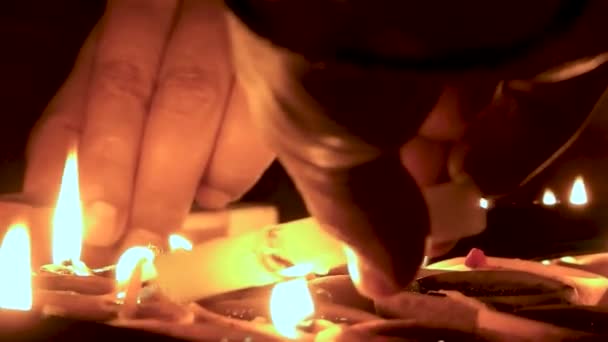 Diwali Aydınlanma Uttarakhand Hindistan Ellerin Yakın Çekimi Clay Pots Aydınlatıyor — Stok video