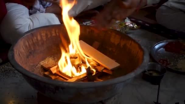 Filmaufnahmen Von Havan Oder Yagya Einem Hinduistischen Ritual Bei Dem — Stockvideo