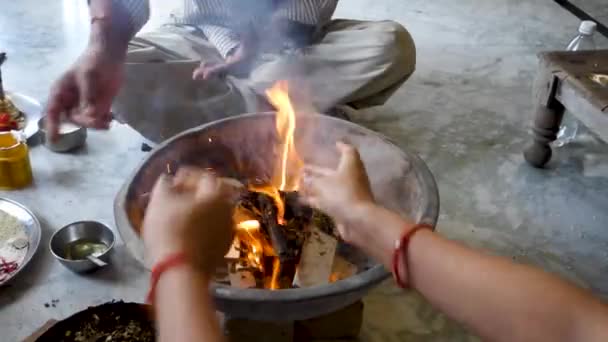 Imágenes Cinematográficas Havan Yagya Ritual Hindú Ofrecer Sustancias Fuego Sagrado — Vídeos de Stock