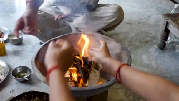 マントラを唱えながら神聖な火に物質を提供するヒンドゥー教の儀式であるハワイやヤギャのシネマティックな映像 ウッタルカンドインド — ストック動画