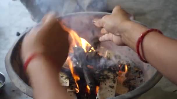 Filmagem Cinematográfica Havan Yagya Ritual Hindu Oferecer Substâncias Fogo Sagrado — Vídeo de Stock