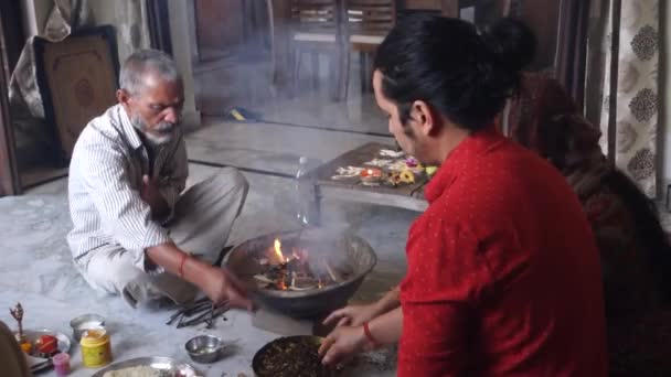 2022年10月14日 インド ウッタルカンド マントラを唱えながら神聖な火に物質を提供するヒンドゥー教の儀式 ハワイやヤギヤを実行するインドの家族 ウッタルカンドインド — ストック動画