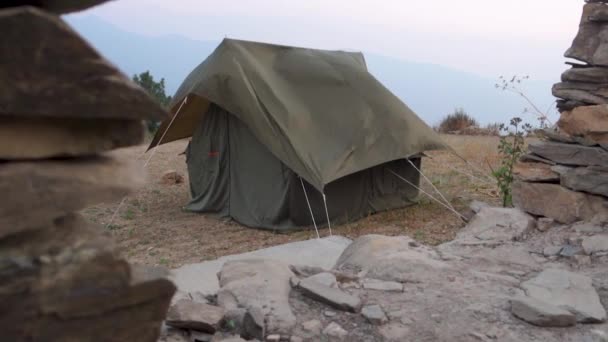 风景秀丽的露营地 位于Nag Tibba喜马拉雅山区的一个大帐篷 有令人叹为观止的山峰和山谷景观 — 图库视频影像