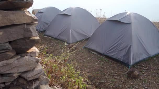 Naturskön Camping Med Kupoltält Och Ett Stort Levande Tält Inbäddat — Stockvideo