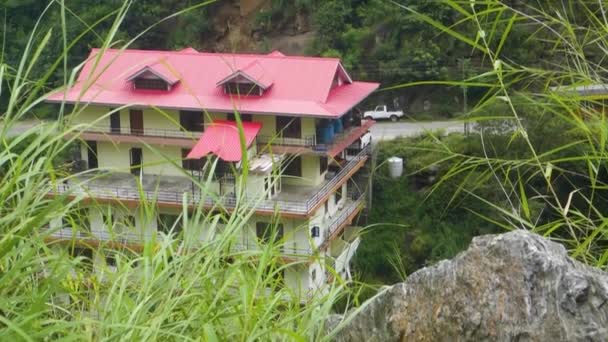 Górski Wielopiętrowy Budynek Himachal Pradesh Oferujący Zakwaterowanie Rodziny Goszczącej Domek — Wideo stockowe