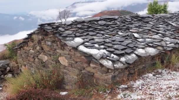 Channi インドのウッタルカンドのガルウォールヒマラヤ地方の星の下にある伝統的な石の小屋 冬の雪が風景を覆い 素晴らしい景色を提供する — ストック動画