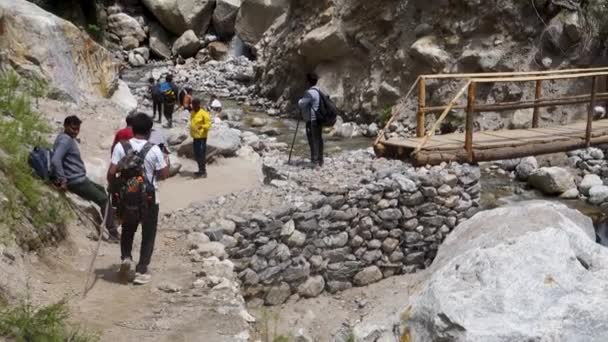 August 2023 Himachal Pradesh Indien Hindu Pilger Überqueren Holzbrücke Kinner — Stockvideo