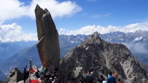 Agosto 2023 Himachal Pradesh India Devotos Rezando Rock Shivling Parte — Vídeo de stock