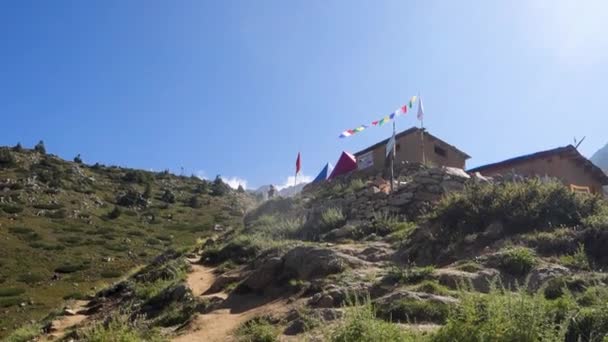 Kinner Kailash Yatra Ganesh ParkのベースキャンプでKinnaur地区の素晴らしい谷と山 インドのヒマチャールプラデシュで泥のホームステイとキャンプテントをフィーチャー — ストック動画