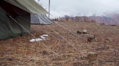 Kamp alanında birden fazla kamp var. Tibba 'nın Dırdırı, Uttarakhand' ın Himalaya bölgesi. Seyahat ve Kamp