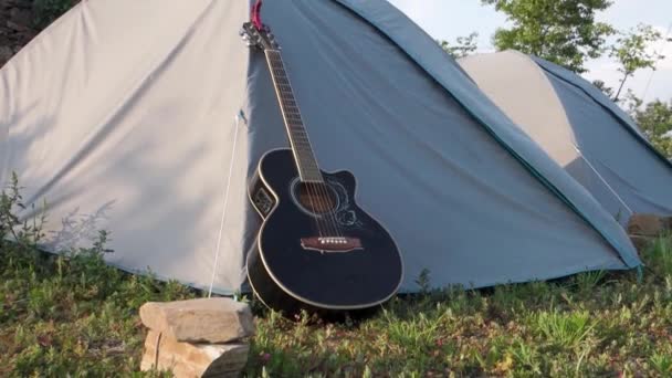 Uttarakhand Kamp Alanı Doğa Çadırları Doğanın Kucağında Akustik Gitar Mükemmel — Stok video
