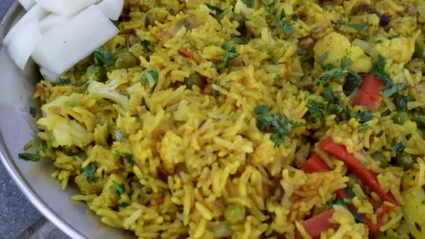 Otantik Hint Pulao Renkli Sebzeli Pirinç Tabağı Taze Kişniş Geleneksel — Stok video