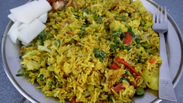 Autentické Indické Pulao Barevné Zeleninové Rýžové Mísy Zdobené Čerstvým Koriandrem — Stock video