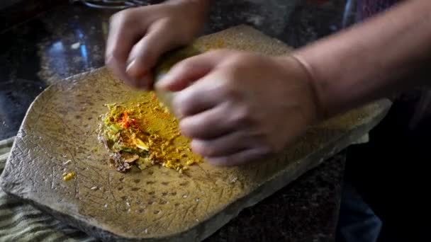 Традиционное Измельчение Индийского Пряного Камня Ручная Обработка Камня Домашнем Хозяйстве — стоковое видео
