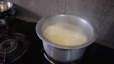 Basmati Rice Cooking: Hint Mutfağında Buhar ve Kaynama - Hindistan Mutfak Stoku Görüntüleri