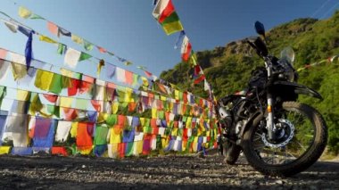 13 Şubat 2024, Dehradun Şehri Uttarakhand Hindistan. Dehradun Foothills, Uttarakhand, Hindistan 'da Tibet Dua Bayrakları Arasında Yolculuk Macera Motorsikleti