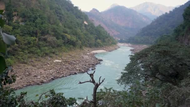 Ganges Majestade Fluindo Rio Sagrado Meio Águas Verdes Esplendor Montanhoso — Vídeo de Stock