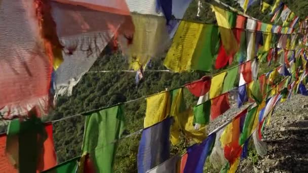 Tibetaanse Gebedsvlaggen Wapperen Dehradun Foothills Uttarakhand India — Stockvideo
