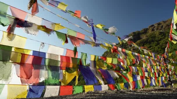Bandeiras Oração Tibetana Fluttering Dehradun Foothills Uttarakhand Índia — Vídeo de Stock