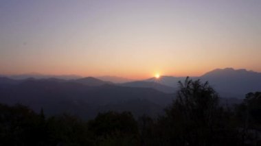 Görkemli Himalaya Gündoğumu: Pauri Garhwal, Uttarakhand, Hindistan. Zaman Uygulaması