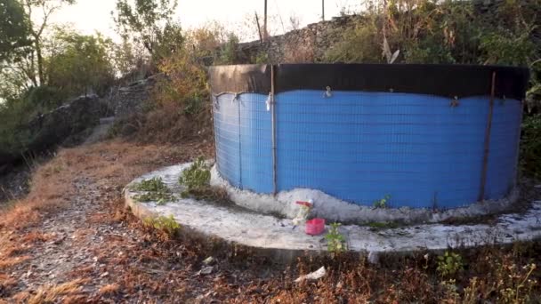 Duurzame Landbouw Regenwaterwinningstank Uttarakhand Foothills India — Stockvideo